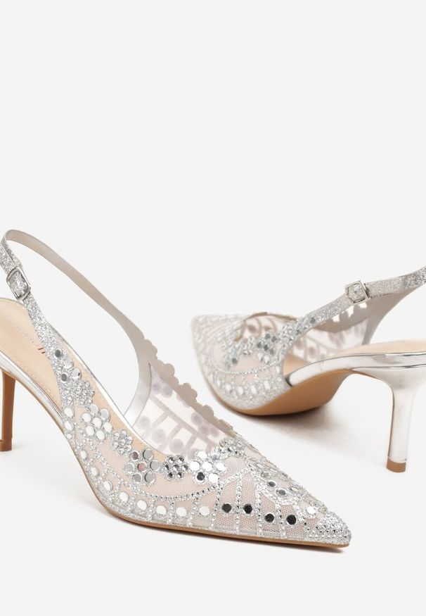 Renee - Srebrne Sandały na Szpilce Slingback z Ażurową Cholewką Latilena. Okazja: na co dzień, na spotkanie biznesowe. Nosek buta: szpiczasty. Zapięcie: sprzączka. Kolor: srebrny. Wzór: ażurowy. Sezon: lato. Obcas: na szpilce. Styl: casual, biznesowy, elegancki