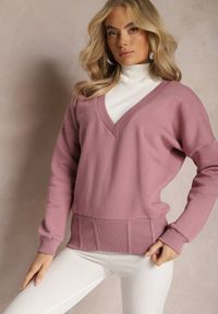 Renee - Ciemnoróżowa Bawełniana Bluza z Trójkątnym Dekoltem Hydralia. Typ kołnierza: dekolt w serek. Kolor: różowy. Materiał: bawełna. Długość rękawa: długi rękaw. Długość: długie