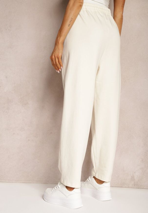 Renee - Jasnobeżowe Dresowe Spodnie High Waist z Gumką w Talii Dimlara. Okazja: na co dzień. Stan: podwyższony. Kolor: beżowy. Materiał: dresówka. Styl: casual, elegancki