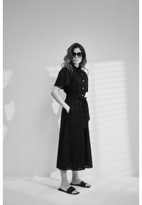 MOODO - Rozkloszowana sukienka z guzikami czarna. Kolor: czarny