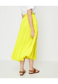VALENTINO - Żółta plisowana spódnica VLogo. Stan: podwyższony. Kolor: żółty. Materiał: materiał. Wzór: aplikacja #5