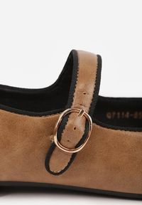 Renee - Ciemnobeżowe Balerinki Vices z Wkładką ze Skóry Naturalnej Ozdobione Paskiem Patantie. Okazja: na co dzień, na randkę. Zapięcie: pasek. Kolor: beżowy. Materiał: skóra. Wzór: aplikacja. Styl: casual, elegancki, klasyczny #7