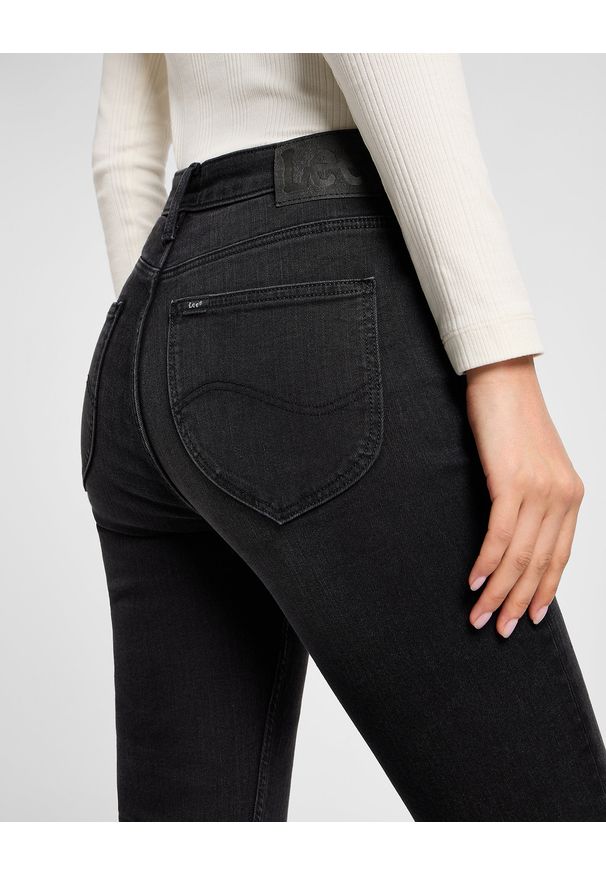 Lee - DAMSKIE SPODNIE LEE BREESE BOOT NATURAL POWER 112357836. Okazja: na spotkanie biznesowe, do pracy. Stan: podwyższony. Styl: biznesowy, klasyczny, retro