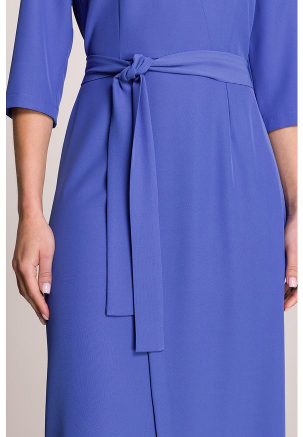 Stylove - Elegancka sukienka midi z dekoltem V i rozcięciem niebieska. Okazja: na spotkanie biznesowe. Typ kołnierza: dekolt w kształcie V, typu klepsydra. Kolekcja: dla wysokich. Kolor: czarny, różowy, niebieski. Wzór: gładki. Typ sukienki: kopertowe. Materiał: satyna, guma, tkanina, elastan. Styl: elegancki. Długość: midi