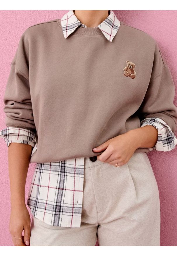 Sinsay - Bluza crewneck z nadrukiem - brązowy. Kolor: brązowy. Wzór: nadruk