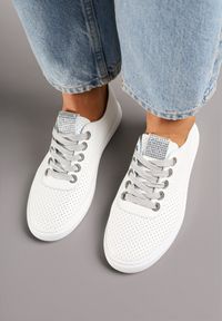 Born2be - Srebrne Tenisówki z Ażurową Cholewką i Cyrkoniami Liricela. Okazja: na co dzień. Kolor: srebrny. Materiał: jeans. Szerokość cholewki: normalna. Wzór: ażurowy. Styl: klasyczny, casual #4
