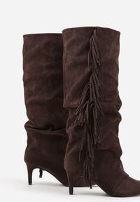 Born2be - Brązowe Marszczone Kozaki z Imitacji Zamszu na Niskiej Szpilce z Frędzlami Linonra. Okazja: na randkę. Zapięcie: bez zapięcia. Kolor: brązowy. Materiał: zamsz. Wzór: aplikacja. Sezon: zima, jesień. Styl: klasyczny, elegancki #5