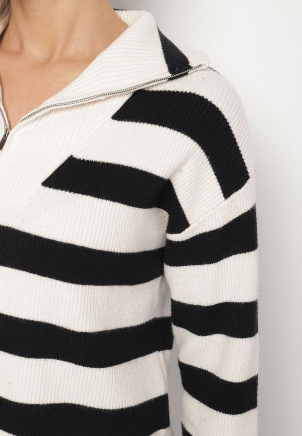 Born2be - Czarno-Biały Sweter w Paski Ozdobiony Suwakiem Amerra. Okazja: na spotkanie biznesowe, na co dzień, do pracy. Kolor: czarny. Materiał: jeans. Wzór: aplikacja, paski. Styl: casual, biznesowy
