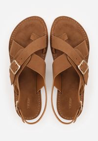 Born2be - Jasnobrązowe Sandały Typu Japonki VICES Ozdobione Klamrą Nanrunia. Okazja: na co dzień. Zapięcie: klamry. Kolor: brązowy. Materiał: koronka. Wzór: aplikacja. Styl: wakacyjny, casual, klasyczny #6