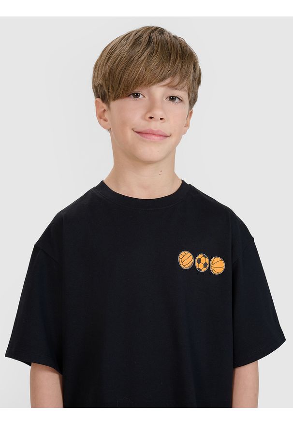 4f - 4F T-shirt oversize z nadrukiem chłopięcy - czarny 134 (8-9 lat). Okazja: na co dzień. Kolor: czarny. Materiał: dzianina, jersey, bawełna. Długość rękawa: krótki rękaw. Długość: krótkie. Wzór: nadruk. Sezon: lato. Styl: casual, klasyczny, sportowy