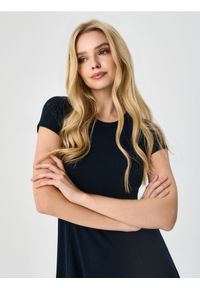 Sinsay - Prążkowana sukienka mini - granatowy. Kolor: niebieski. Materiał: prążkowany. Długość: mini