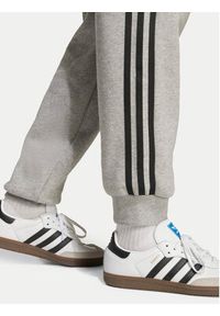 Adidas - adidas Spodnie dresowe 3-Stripes JW1090 Szary Loose Fit. Kolor: szary. Materiał: bawełna #6