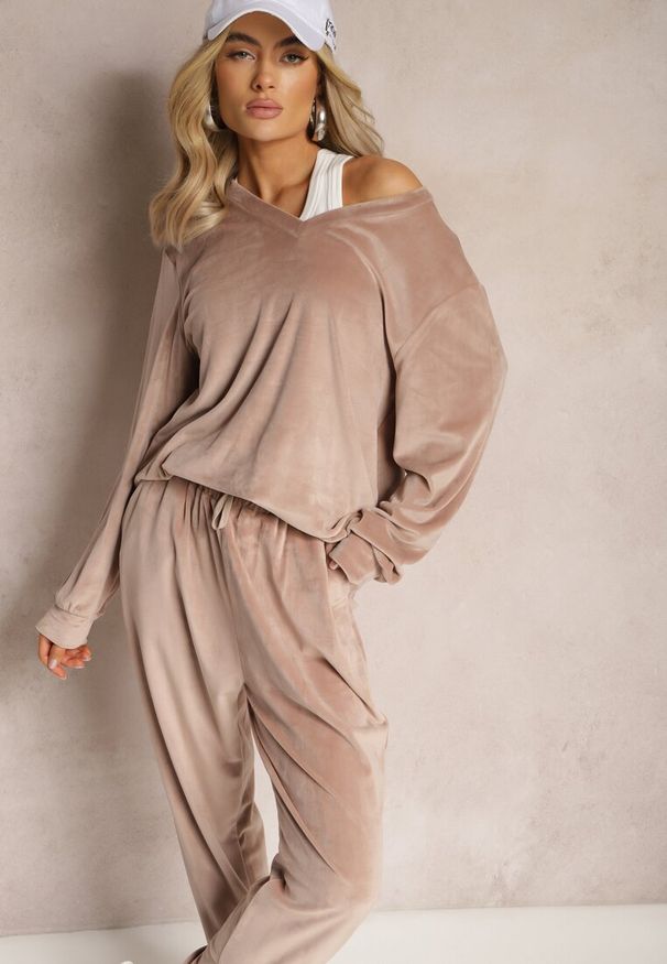 Renee - Beżowy Komplet Dresowy z Weluru Luźna Bluza z Dekoltem w V i Elastyczne Spodnie z Kieszeniami Esparkia. Kolor: beżowy. Materiał: welur, dresówka