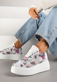 Renee - Białe Ażurowe Sneakersy Vices na Platformie w Kwiaty Halvisa. Okazja: na co dzień. Kolor: biały. Materiał: jeans. Wzór: ażurowy, kwiaty. Obcas: na platformie