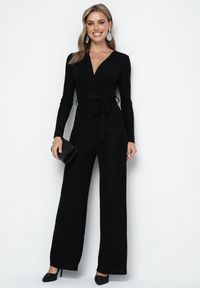 Born2be - Czarny Kombinezon z Wiskozą Kopertowym Dekoltem i Materiałowym Paskiem Miathalise. Okazja: na spotkanie biznesowe. Kolor: czarny. Materiał: wiskoza, materiał. Długość: długie. Styl: biznesowy #4