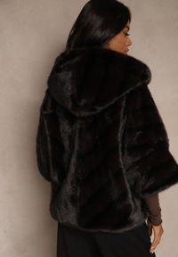 Renee - Czarna Kurtka Futrzana o Kroju Oversize z Kapturem i Rękawami 3/4 Titene. Okazja: na co dzień. Typ kołnierza: kaptur. Kolor: czarny. Materiał: futro. Sezon: zima. Styl: klasyczny, casual, elegancki #5
