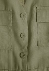 Renee - Zielony Kombinezon Utility z Wiskozy na Szerokich Ramiączkach z Wiązanym Paskiem Jenora. Kolor: zielony. Materiał: wiskoza. Długość rękawa: na ramiączkach. Sezon: lato #6