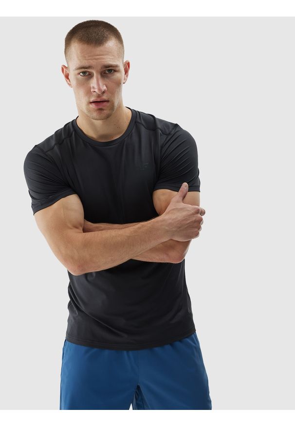 4f - 4F Koszulka treningowa szybkoschnąca męska - czarna S. Kolor: czarny. Materiał: elastan, materiał, włókno, dzianina, syntetyk. Długość rękawa: krótki rękaw. Długość: krótkie. Wzór: ze splotem, gładki, jednolity. Sport: fitness
