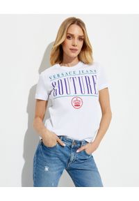 Versace Jeans Couture - VERSACE JEANS COUTURE - Biały t-shirt z logo. Okazja: na imprezę, na co dzień. Kolor: biały. Materiał: bawełna. Wzór: aplikacja, kolorowy, nadruk. Styl: casual #1