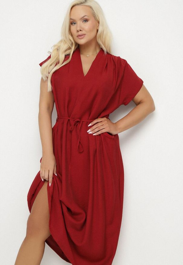 Born2be - Bordowa Wiskozowa Sukienka Pudełkowa z Cienkim Paskiem i Kieszeniami Lumivorae. Okazja: na co dzień. Kolekcja: plus size. Kolor: czerwony. Materiał: wiskoza. Typ sukienki: proste, dla puszystych. Styl: elegancki, casual