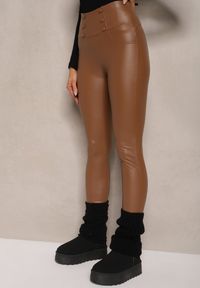Renee - Brązowe Legginsy Push-Up z Ekoskóry Ocieplone Polarkiem Alabella. Okazja: na co dzień. Kolor: brązowy. Materiał: polar. Styl: elegancki, casual #4