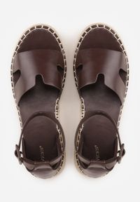 Renee - Ciemnobrązowe Sandały VICES na Platformie z Plecionką i Wycięciami Helimis. Zapięcie: sprzączka. Kolor: brązowy. Materiał: koronka. Wzór: koronka. Sezon: lato. Obcas: na platformie #5