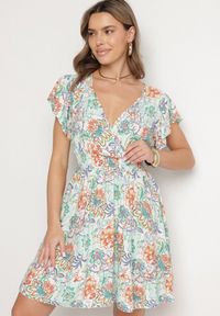 Born2be - Jasnozielona Bawełniana Sukienka w Kwiaty z Kopertowym Dekoltem Rozkloszowana Jenovienna. Okazja: na co dzień. Typ kołnierza: dekolt kopertowy. Kolor: zielony. Materiał: bawełna. Wzór: kwiaty. Typ sukienki: kopertowe. Styl: elegancki, casual #1