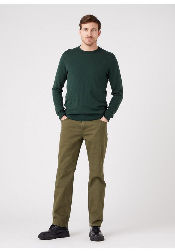 Wrangler - WRANGLER CREWNECK KNIT MĘSKI SWETER KLASYCZNY SYCAMORE W8A02PG49 112321348. Styl: klasyczny