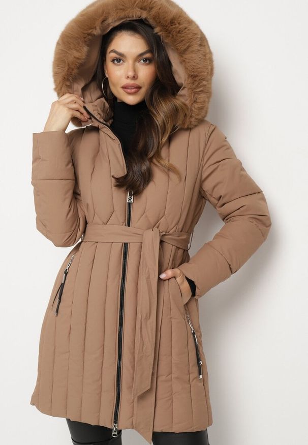 Born2be - Ciemnobeżowa Kurtka z Pionowymi Pikowanymi Przeszyciami i Kapturem z Futrem Wiązana w Pasie Leoriya. Okazja: na co dzień. Kolor: beżowy. Materiał: futro. Styl: casual