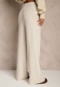 Renee - Jasnobeżowe Szerokie Spodnie Dzianinowe Ozdobione Sznurkami Meretusa. Okazja: do pracy, na co dzień, na spotkanie biznesowe. Stan: podwyższony. Kolor: beżowy. Materiał: dzianina. Wzór: aplikacja. Styl: casual, klasyczny, biznesowy #5