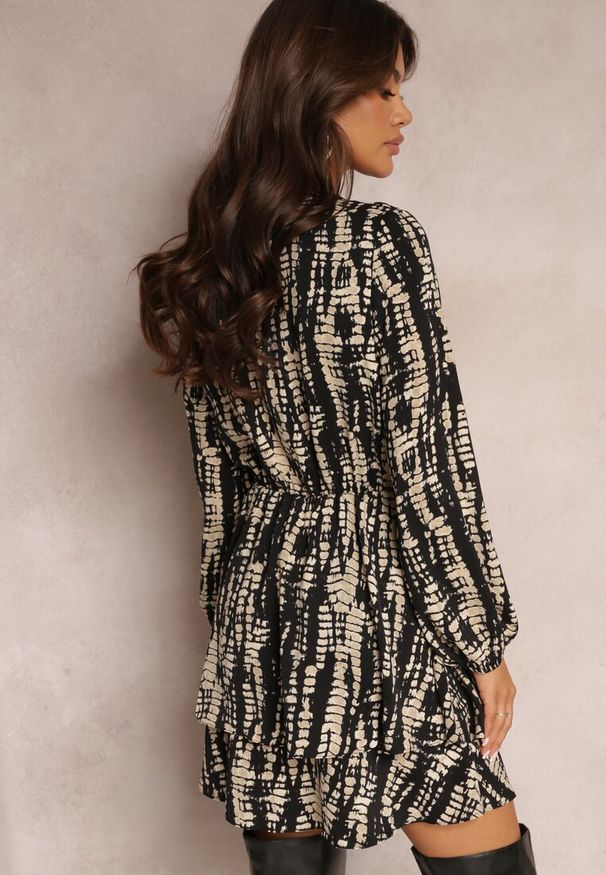 Renee - Czarna Mini Sukienka o Kopertowym Fasonie i Princie w Stylu Skóry Węża Pariars. Kolor: czarny. Materiał: skóra. Typ sukienki: kopertowe. Długość: mini