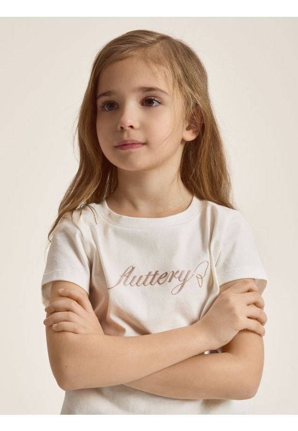 Reserved - T-shirt z wypukłym napisem - złamana biel. Materiał: bawełna. Wzór: napisy