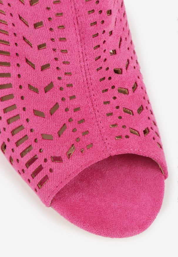 Renee - Fuksjowe Sandały Vices na Słupku z Ażurowym Wzorem Klamrą i Wycięciem Feliyra. Okazja: na co dzień. Nosek buta: otwarty. Zapięcie: klamry. Kolor: różowy. Materiał: jeans, satyna. Wzór: ażurowy. Obcas: na słupku. Styl: elegancki, casual