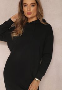 Renee - Czarna Bluza Długa z Kapturem Posetrius. Okazja: na co dzień, na spotkanie biznesowe, do pracy, na spacer. Typ kołnierza: kaptur. Kolor: czarny. Materiał: polar, jeans. Długość rękawa: długi rękaw. Długość: długie. Styl: sportowy, biznesowy, elegancki, casual