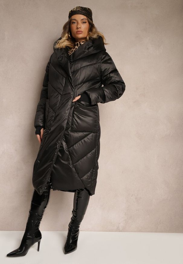 Renee - Czarna Pikowana Kurtka o Asymetrycznym Kroju z Kapturem Hedirani. Okazja: na co dzień. Typ kołnierza: kaptur. Kolor: czarny. Materiał: jeans. Styl: elegancki, casual