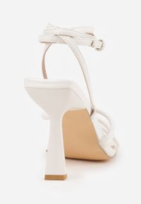 Born2be - Białe Sandały na Geometrycznej Szpilce z Kwadratowym Noskiem Maririn. Okazja: na co dzień. Zapięcie: sprzączka. Kolor: biały. Materiał: jeans. Wzór: geometria. Obcas: na szpilce. Styl: casual, elegancki #6