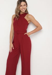 Born2be - Bordowy Taliowany Kombinezon Ozdobiony Paskiem Dollivia. Okazja: na co dzień. Kolor: czerwony. Wzór: aplikacja. Styl: elegancki, casual