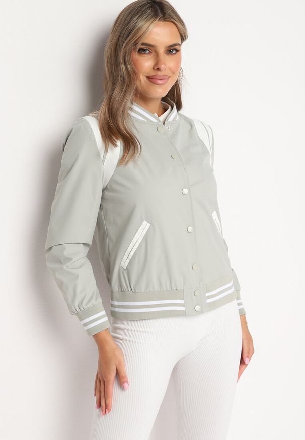 Born2be - Zielona Kurtka Bomberka Zapinana na Napy z Paskami Nevilynne. Kolor: zielony. Materiał: jeans. Wzór: aplikacja