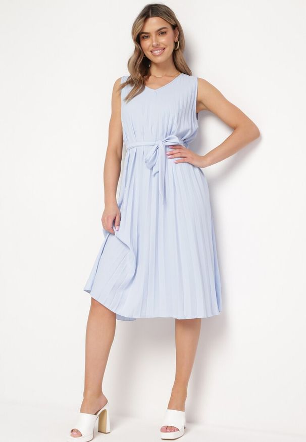Born2be - Jasnoniebieska Rozkloszowana Sukienka Midi Plisowana z Materiałowym Paskiem Varethia. Kolor: niebieski. Materiał: materiał. Wzór: aplikacja. Długość: midi