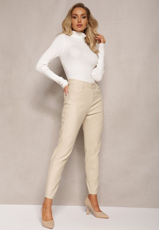 Renee - Jasnobeżowe Spodnie Standard z Imitacji Skóry Enjala. Stan: podwyższony. Kolor: beżowy