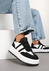 Born2be - Czarno-Białe Sneakersy na Grubej Podeszwie Ozdobione Tłoczeniem i Paskami Fonrith. Okazja: na co dzień. Zapięcie: pasek. Kolor: czarny. Materiał: jeans. Wzór: aplikacja. Obcas: na obcasie. Wysokość obcasa: średni