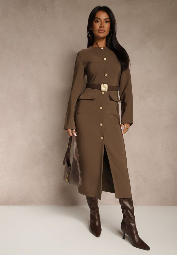 Renee - Brązowa Taliowana Sukienka z Eleganckimi Guzikami i Metaliczną Klamrą Espedia. Okazja: na imprezę, na spotkanie biznesowe. Kolor: brązowy. Materiał: skóra. Długość rękawa: długi rękaw. Styl: elegancki