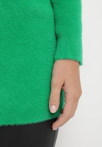 Born2be - Zielony Sweter z Puchatej Dzianiny Valen. Kolor: zielony. Materiał: dzianina. Sezon: zima #5
