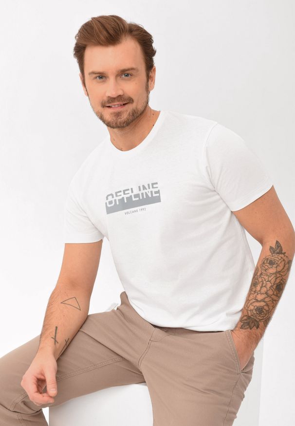 Volcano - T-shirt z grubszej bawełny, Comfort Fit, T-OFTEN. Okazja: na co dzień. Kolor: biały. Materiał: bawełna. Długość rękawa: krótki rękaw. Długość: krótkie. Wzór: nadruk, napisy. Styl: casual