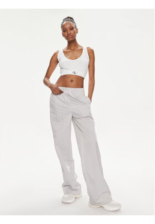 Calvin Klein Jeans Spodnie materiałowe Soft Crinkle J20J223122 Szary Relaxed Fit. Kolor: szary. Materiał: syntetyk