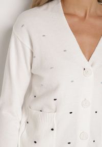 Born2be - Biały Rozpinany Kardigan w Kropki Tusvanea. Okazja: na co dzień. Kolor: biały. Materiał: jeans. Wzór: kropki. Styl: klasyczny, casual #7
