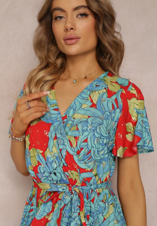 Renee - Niebiesko-Czerwona Wiskozowa Sukienka Maxi z Kopertowym Dekoltem z Gumką w Talii Lynette. Kolor: niebieski. Materiał: wiskoza. Długość rękawa: krótki rękaw. Wzór: kwiaty. Sezon: wiosna, lato. Typ sukienki: kopertowe. Długość: maxi