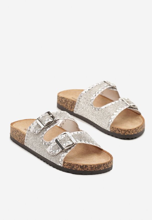Renee - Srebrne Klapki Ozdobione Cyrkoniami i Klamrami Avelwia. Okazja: na co dzień. Kolor: srebrny. Materiał: jeans. Wzór: aplikacja. Sezon: lato. Styl: casual