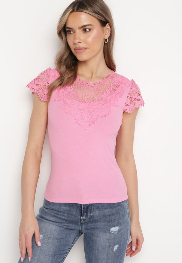 Born2be - Różowy T-shirt z Koronkową Wstawką z Prążkowanego Materiału Celalilena. Okazja: na spotkanie biznesowe, na co dzień. Kolor: różowy. Materiał: materiał, prążkowany, koronka. Styl: klasyczny, casual, elegancki, biznesowy