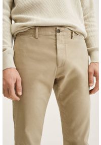 Mango Man Spodnie męskie kolor transparentny w fasonie chinos. Okazja: na co dzień. Kolor: beżowy. Materiał: tkanina, włókno. Wzór: gładki. Styl: casual